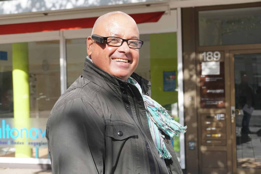 Saliya Kahawatte vor einem Gebäude.