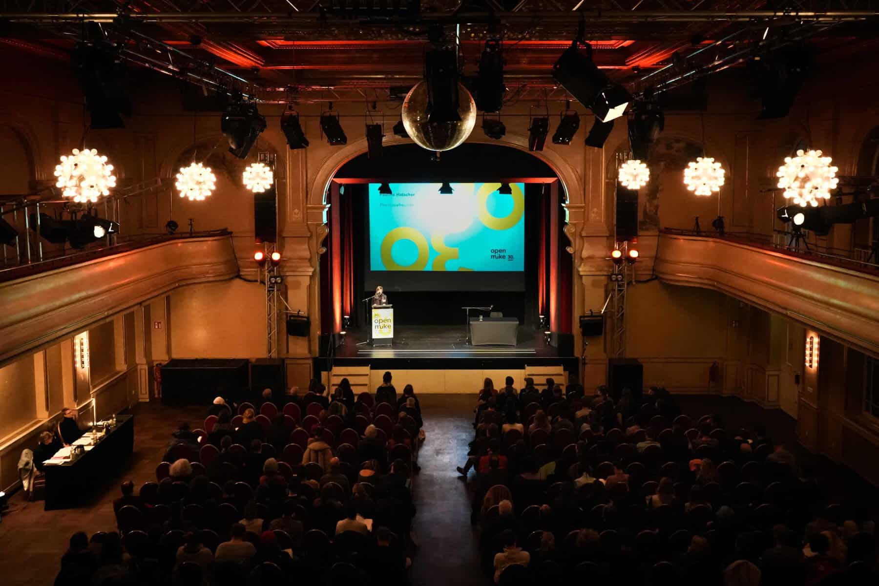 Der Saal des Heimthafens in Neukölln.