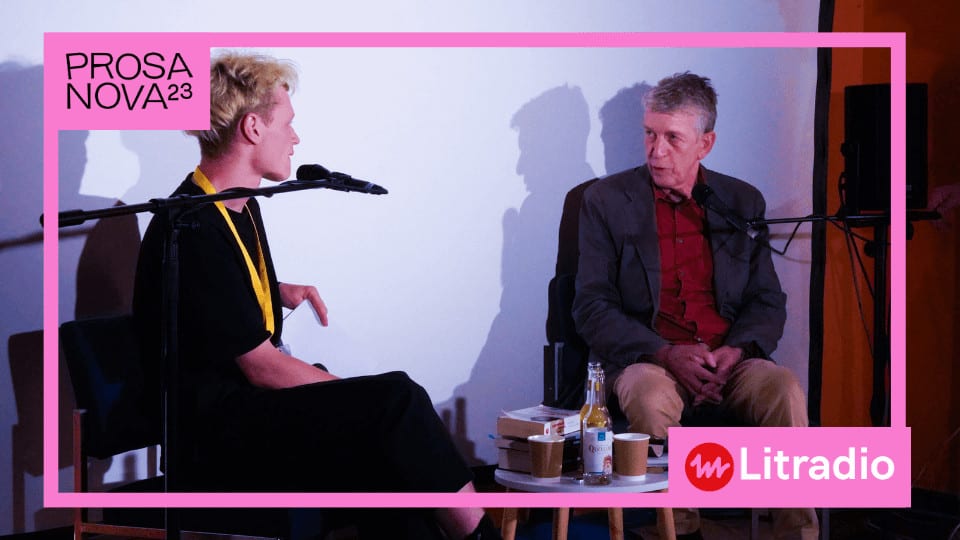 Matthias Frings sitzt auf der Bühne im Gespräch mit Tilman Busch