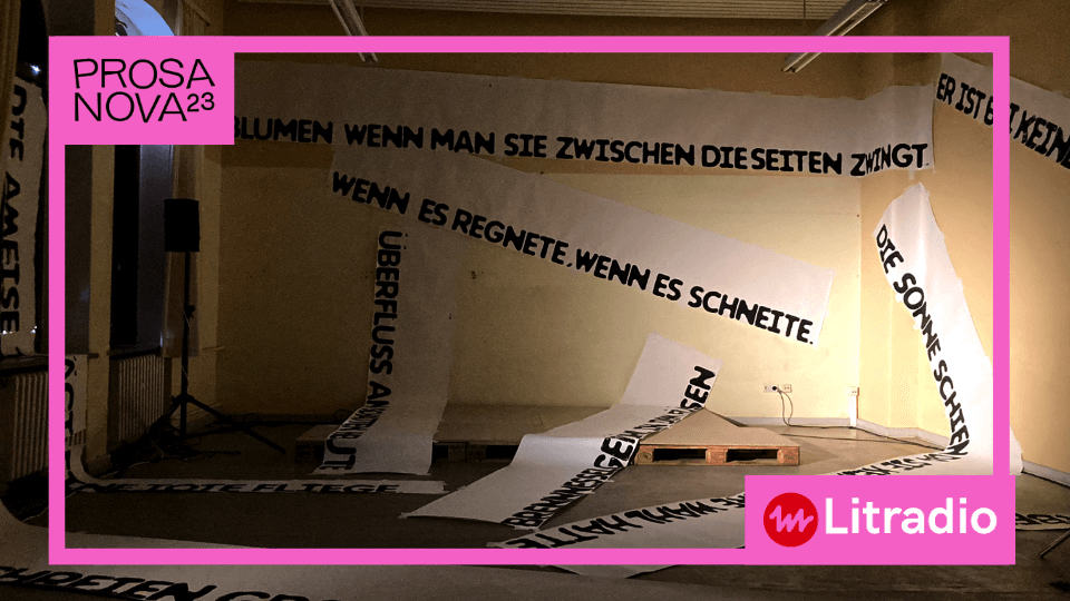 Ein Installation mit Bannern, auf denen Sätze stehen.