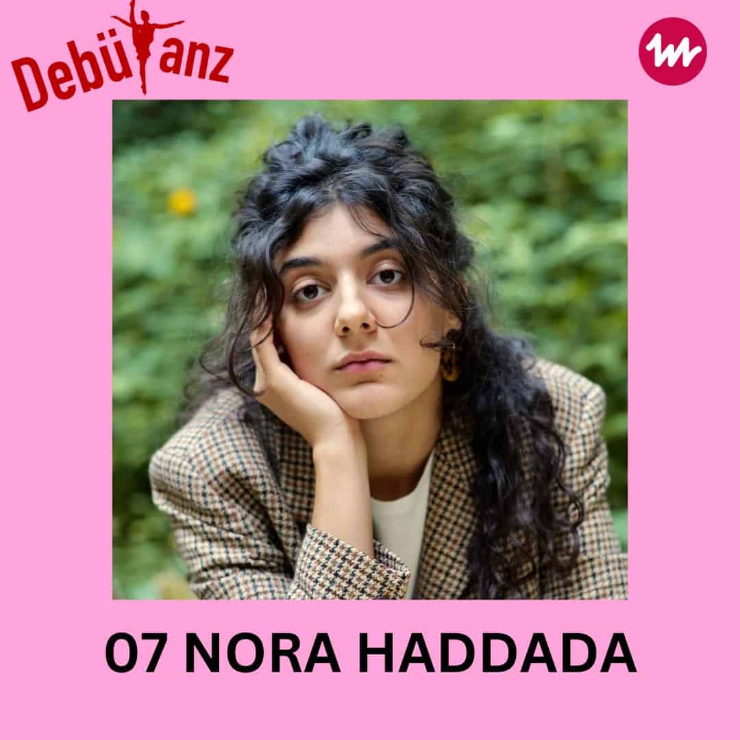 Ein Porträt der Autorin Nora Haddada mit ihrem Namen darunter ihr Name. Das Litradio Logo oben rechts in der Ecke. Und das Debütanz Logo oben links (eine Ballerina als T in dem Wort Debütanz)